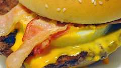 肉は従来の2.5倍、チーズもベーコンも大増量の「大月見バーガー」試食レビュー