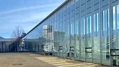 Ayako Kimishima on Twitter: "数々の建築賞を受賞した複合文化施設内に作られたガラス張りの図書室。 外光が差し込む明るい書棚には、紫外線により赤色が褪色し、青い表紙になった書籍が並ぶ。 https://t.co/F7461Da3HP"