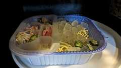 電子レンジの加熱ムラを逆手に取った異様な技術の冷凍食品がすごい「結局どうしても出てしまう加熱ムラをキャンセルするプロセスまで考えられてる」