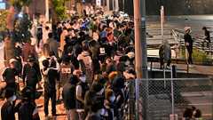 「仲間が警官に暴行された」 若者300人以上が警察署を取り巻き騒ぎに 沖縄【動画あり】 | 沖縄タイムス+プラス