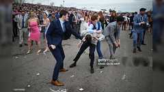 『イギリスの障害競馬のグランドナショナルで乱闘発生したそうだけど、写真が良すぎる』……血まみれになるまで暴れてるのにスーツが破れたり、変な皺が寄ったり、動きにくいからって誰も上着を脱いでない