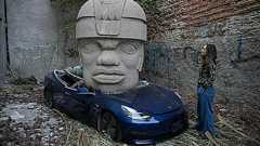 巨大石頭につぶされるテスラ メキシコ人芸術家作品