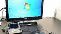 あまりにも異彩を放つ「Windows 7ケータイ F-07C」超速攻フォトレビュー、手のひらサイズのパソコンに