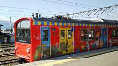 富士急行6000系「リサとガスパールトレイン」運行、絵本の世界再現