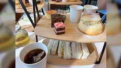 万博のイギリス館で5千円のアフタヌーンティーを注文したら「紙コップにティーバッグの紅茶」が出てきた話