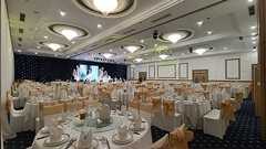 世界のみなさんご覧ください『招待状に書いてある時刻に40分遅刻して着いてみたらまだ親族しか座っていないベトナムの結婚式場』がこちらです