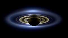 エンケラドゥス、生命存在の可能性高まる。噴出した水溶性の有機化合物を発見