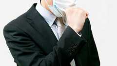 飛行機「マスク拒否」男性、今度はホテルで... 警官10人近く出動の大騒ぎに