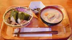 ガールズバーが営業時間外に「 おむすび、豚汁、お新香セット」のランチ営業 : お料理速報