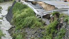 豪雨・南城190ミリ、那覇148ミリ、首里で道路陥没