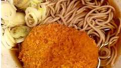 立ち食いそば上級者はなぜ「コロッケそば」を頼むのか? - エキサイトニュース