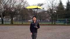 ユーザーが濡れないよう頭上をついてくる「空飛ぶ傘」 - ナゾロジー