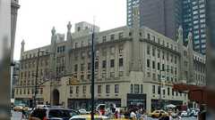 【続】古い建物の上に高層ビルが載っている建築