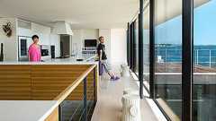 窓一面の水平線海とアートと暮らすギャラリーのような家