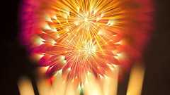 打ち上げ花火を長時間露光で撮影した、現実とは思えないほど幻想的な写真 | Buzzap!