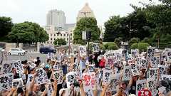 「アベ政治を…」あの筆文字プラカード、コンビニで拡散:朝日新聞デジタル