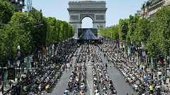 シャンゼリゼ通りで書き取り大会 仏パリ