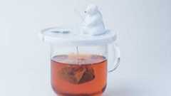 いま紅茶いれるから待っててね シロクマが釣りをするティーバッグホルダーがすっごくかわいい! | ねとらぼ