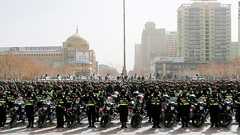 中国政府、ウイグル族収容施設の存在認める 「幸福度高まった」と主張