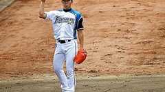 このまま戻っても、勝てない……。2つの恐怖と戦う斎藤佑樹の今。 (中村計)