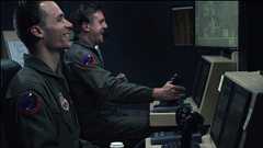 無人攻撃機のパイロットを取り巻く「普段の生活」を描く映画「Unmanned」予告編