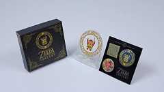 CD『ゼルダの伝説 30周年記念コンサート』の封入特典“CDスタンド”と“缶バッジセット”の画像公開 - 電撃オンライン