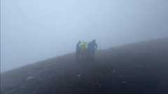 70代の高齢男性が富士山頂で身動きが取れず山岳救助隊が4人がかりで悪天候のなか命懸けで救助活動→「どれだけ登山に自信があったのだろうか...」