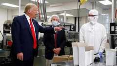 トランプ大統領が視察した医療用綿棒を廃棄、マスクなしで工場見学