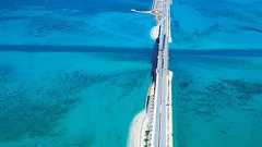 エメラルドブルーの沖縄の海を堪能!|おでかけコロカル うるま編