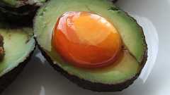 アボカドの穴、何を詰めるのが正解か?