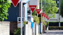 群馬に「止まりすぎる」道路 標識次々、ネットで話題:朝日新聞デジタル