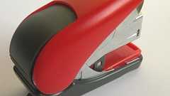 大量の書類を“美しく”束ねる――とじた針が平らになるホッチキス