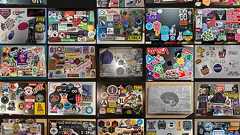 ステッカーで埋め尽くされたノートPCの天板写真いろいろ