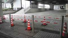 都庁が無情のコーン再び設置 「これでは弱者の敵だ」 困窮者はよけながら食品受け取り:東京新聞デジタル