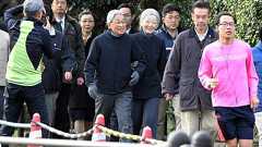 両陛下、「お忍び」で皇居外を散策 遭遇の通行人、驚く:朝日新聞デジタル