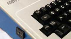 「Aの左」に位置するキーに文化を見る キーボード配列とコンピュータの歴史