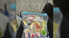 上海の駅で隣に座っていた2人組の青年から突然お菓子の詰め合わせを差し出され、スマホの翻訳で「中国にようこそ!」と言われ涙が出た→「海外で知らない人から貰った飲食物は絶対口にしてはいけない