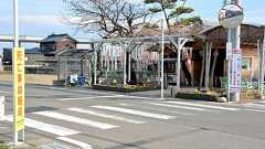 夫事故死の交差点、地蔵に毎日お参り 妻はねられ死亡:朝日新聞デジタル