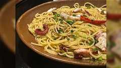 とある企業の社員が社外秘であろう話についてペラペラ喋っててタコのペペロンチーノを気まずい気持ちで食べてる