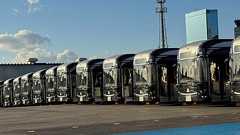 大阪・関西万博で使われた100台超のEVバスが野ざらしの“負の遺産”に 不具合だらけで元運転手は「やばいよ」 | AERA DIGITAL(アエラデジタル)