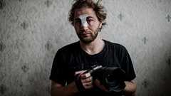 シリア人写真家が仏パリのデモで負傷、よみがえる内戦の記憶