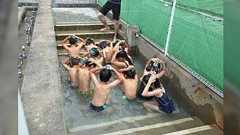 今のティーンには信じてもらえないかもしれないけど、昔はプールの水が冷た過ぎて授業できない日があったり体が冷えすぎて唇が紫になるお友達がいたりしたのよ