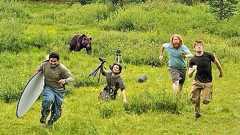 【やばい、逃げろ!】National Geographicの撮影クルーが追いかけてくる熊から必死に逃げる写真が話題に! | ゴリミー