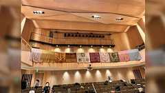 音響を調節するために弊学の講堂に布団を干しているがどんな意味があるんだろうか?「音の質がかなり変わる」「人体も吸音材」