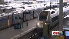 フランスの新型列車、大きすぎて駅に入れず