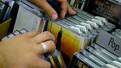 一体オンラインで何曲売れば、アーティストは生活していくことができるのか?を表す図