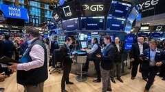 プロも逃げだす米国株安、個人投資家は逆張り-10年後の利益期待