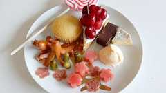 はらぺこあおむしが土曜日に食べたものをワンプレートにして食べる