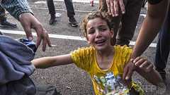 ハンガリー国境で衝突、警察が移民に催涙ガス