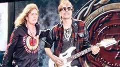 スティーブ・ヴァイが Whitesnake のステージで "Still Of The Night" を共演! - Stay Together